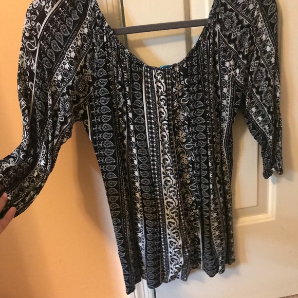 BLACK AND WHITE OFF THE SHOULDER SHIRT - Picture 3 of 3